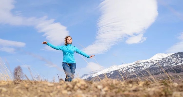 photos-of-beautiful-sky-background-photo-of-beautiful-blue-sky-with-plump-white-clouds-photo-of-a_t20_9lKoJB (1)-1