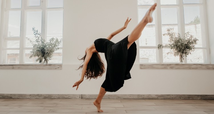 split-move-movements-dancing-girl_t20_8lzzOj (1)