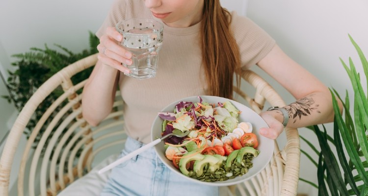 girl-with-a-tattoo-eats-healthy-food-salad-with-avocado-and-herbs-and-drinks-water_t20_ynk14x (1)